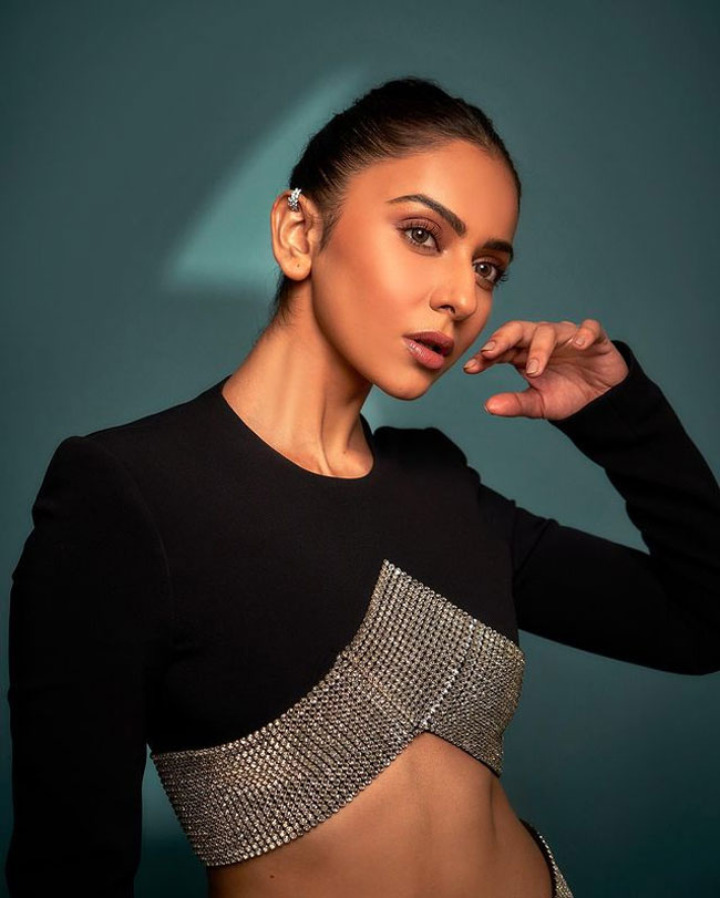 Staggering Poses of Rakul Preet In Black Outfit